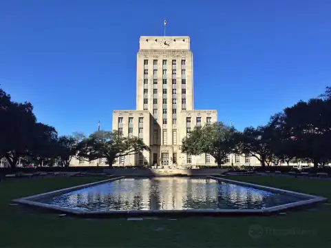 鄰近休斯頓市政廳的酒店