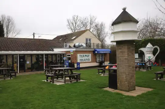 Hotels near Teapot Island