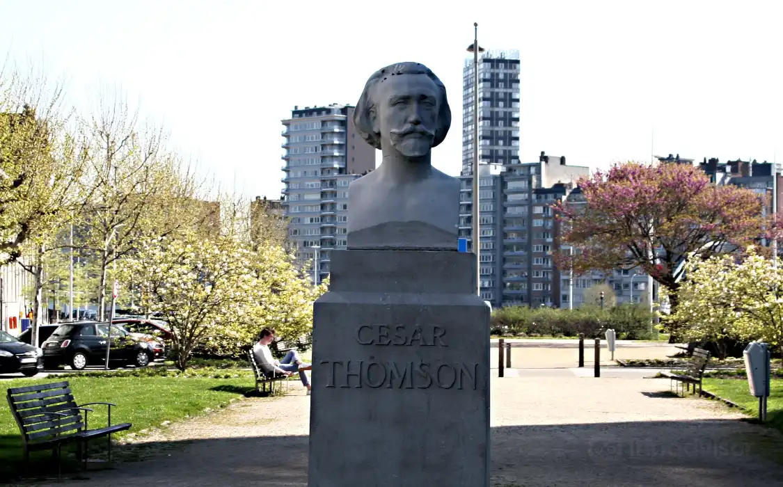Hotels near Buste de César Thomson