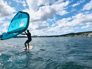Wind Fornells | Windsurf, Vela, Wing Foil, Paddle Surf y Kayak en Menorca