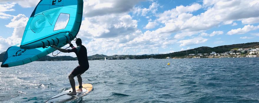 Wind Fornells | Windsurf, Vela, Wing Foil, Paddle Surf y Kayak en Menorca