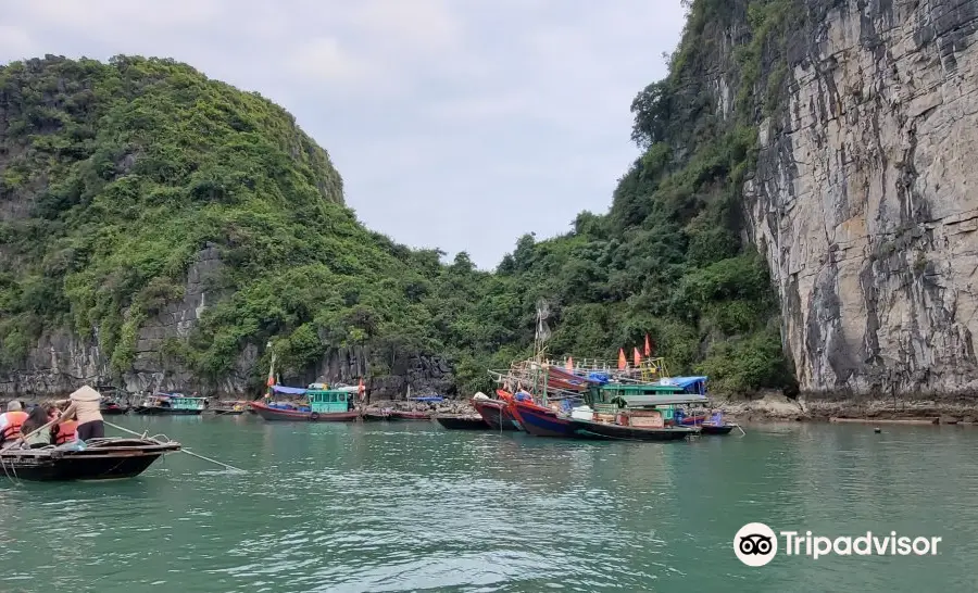 Làng chài Cửa Vạn