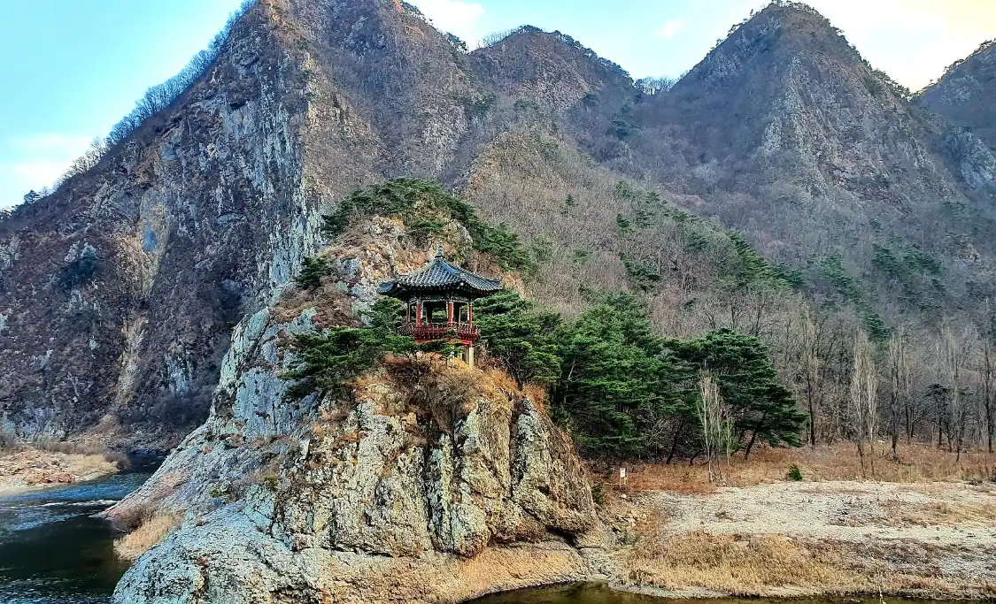 Hotels near Wolryubong Peak
