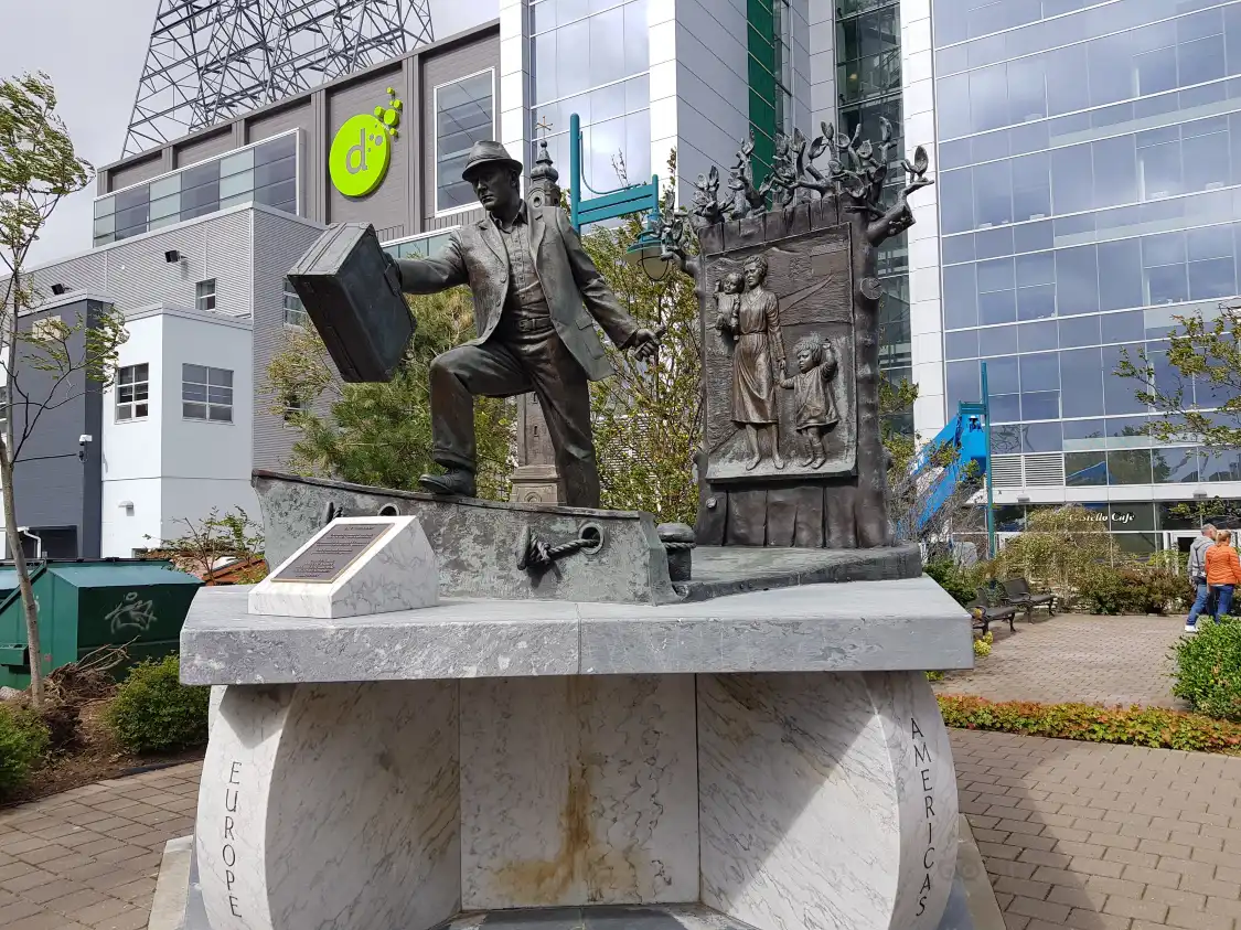 Hotel in zona The Emigrant Statue