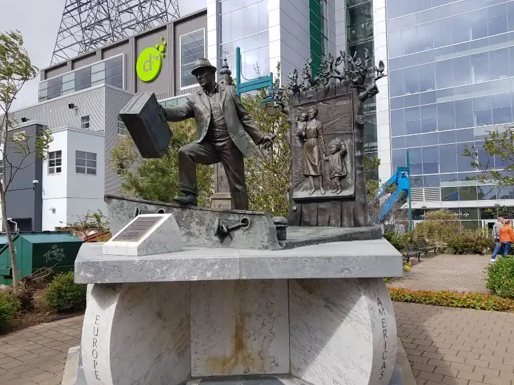 Hotels in der Nähe von The Emigrant Statue