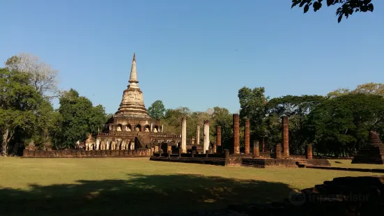 Wat Chang Lom Si Satchanalai