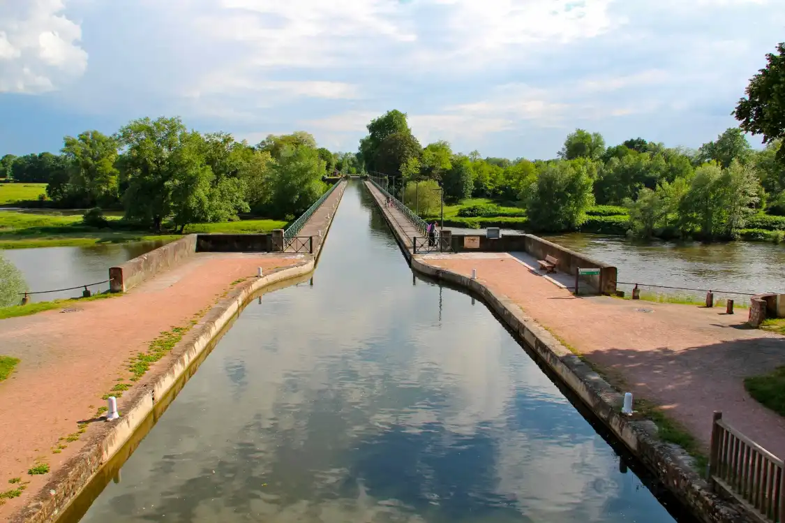 Hôtels à proximité de : Pont acqueduc Digoin