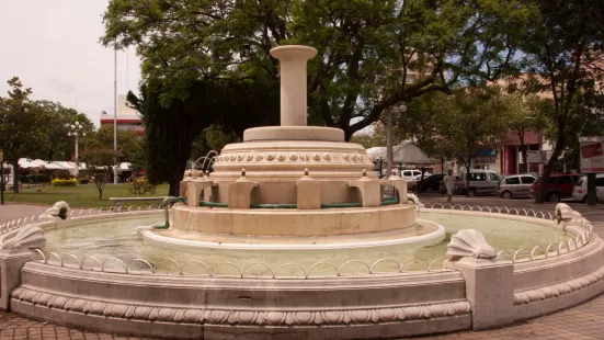 Plaza Centenario (Obra del arquitecto Francisco Salamone)