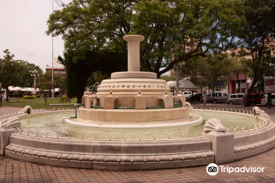 Plaza Centenario (Obra del arquitecto Francisco Salamone)