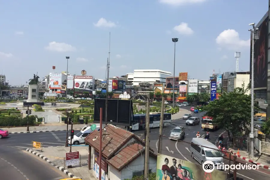 Wong Wian Yai Railway Station