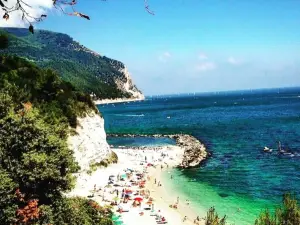 Spiaggia dei Sassi Neri