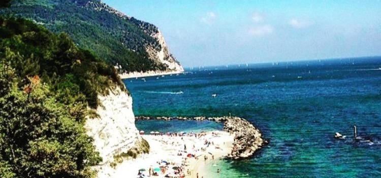 Spiaggia dei Sassi Neri