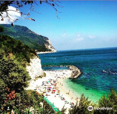 Spiaggia dei Sassi Neri