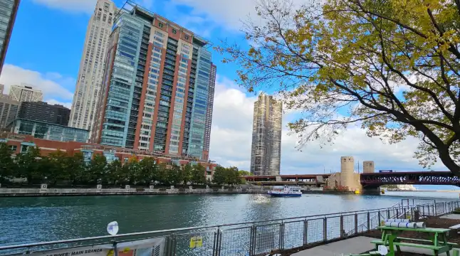 Hotels near Chicago River