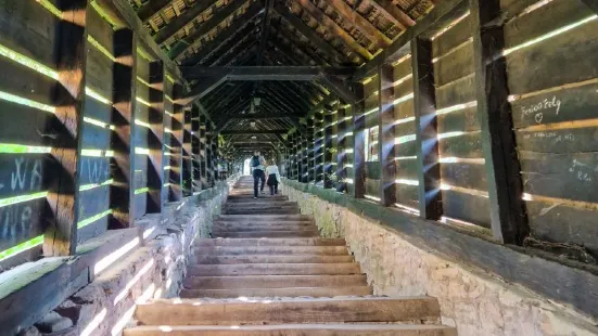 Scara Acoperita-Covered Stairway