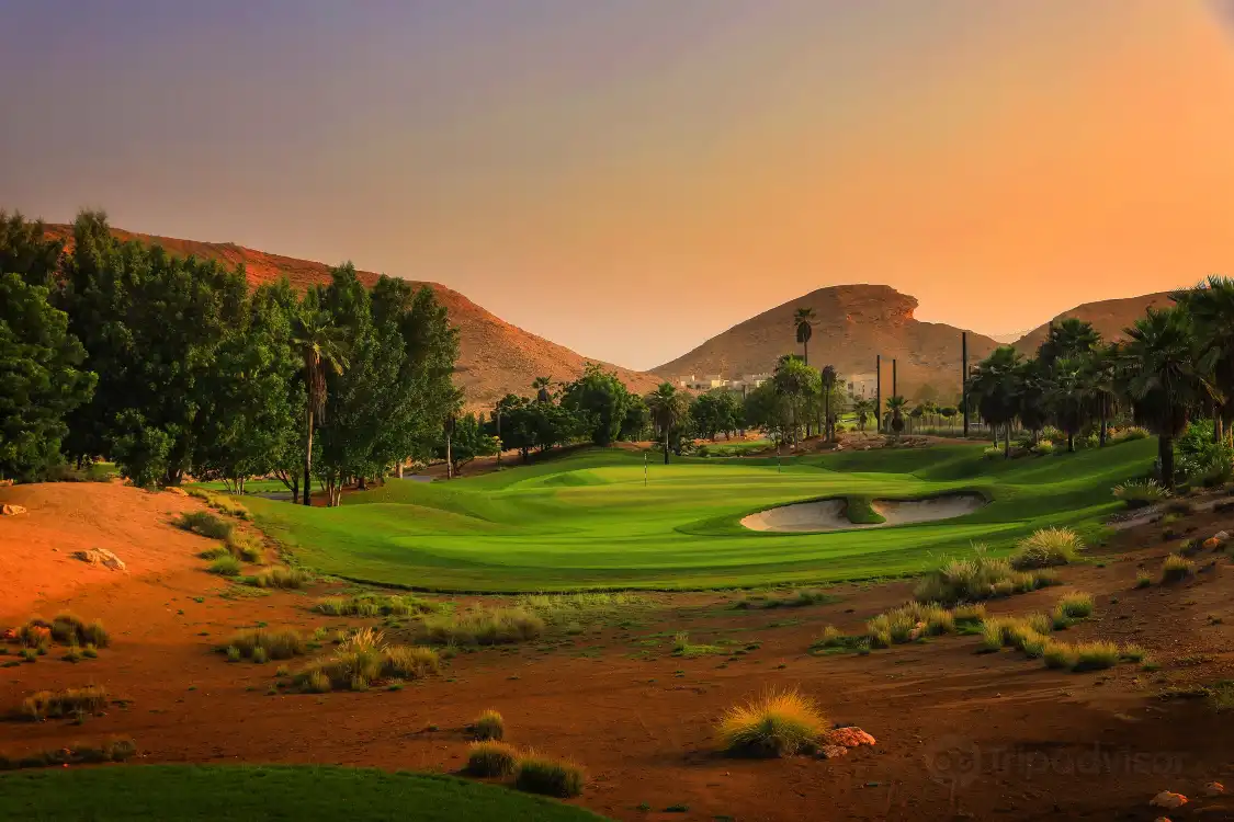 Отели рядом с достопримечательностью «Ras Al Hamra 9 Hole Golf Club»