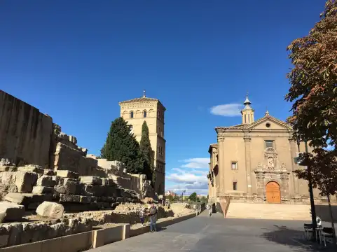 Roman Walls 주변 호텔