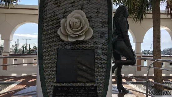 Selena Memorial-Mirador De La Flor