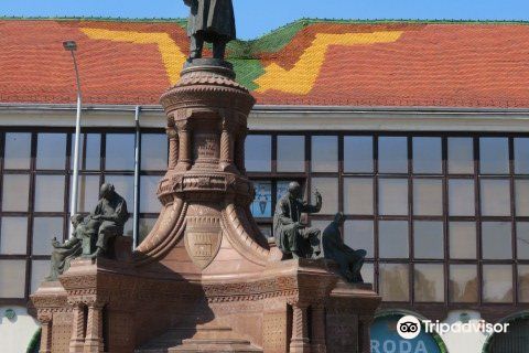 Zsolnay Statue