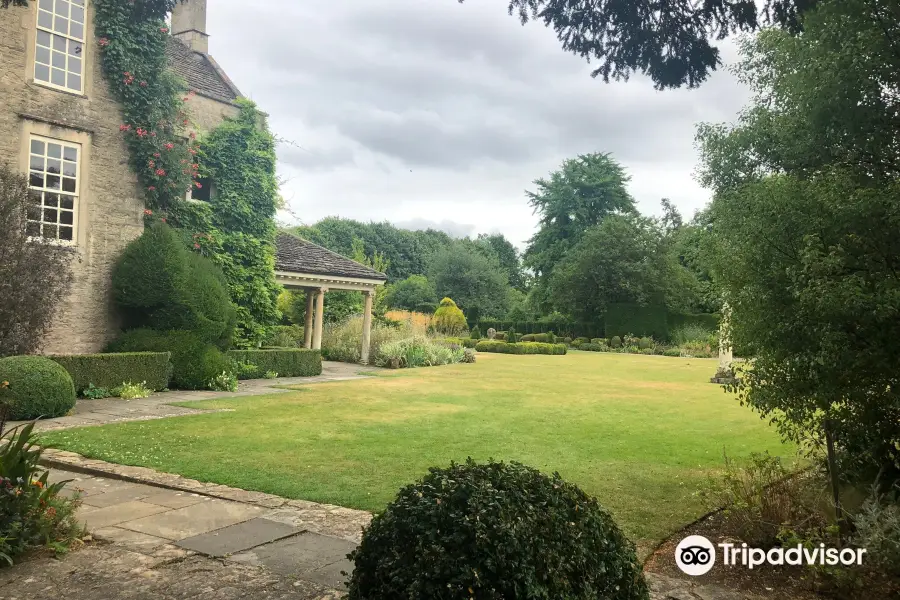 National Trust - The Courts Garden