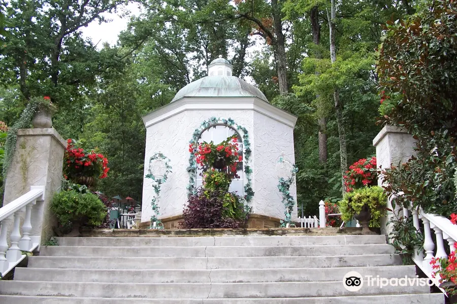 Parrot Mountain & Gardens