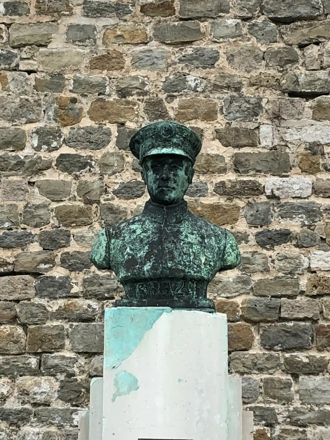 Statue Gilbert Brazy附近的飯店