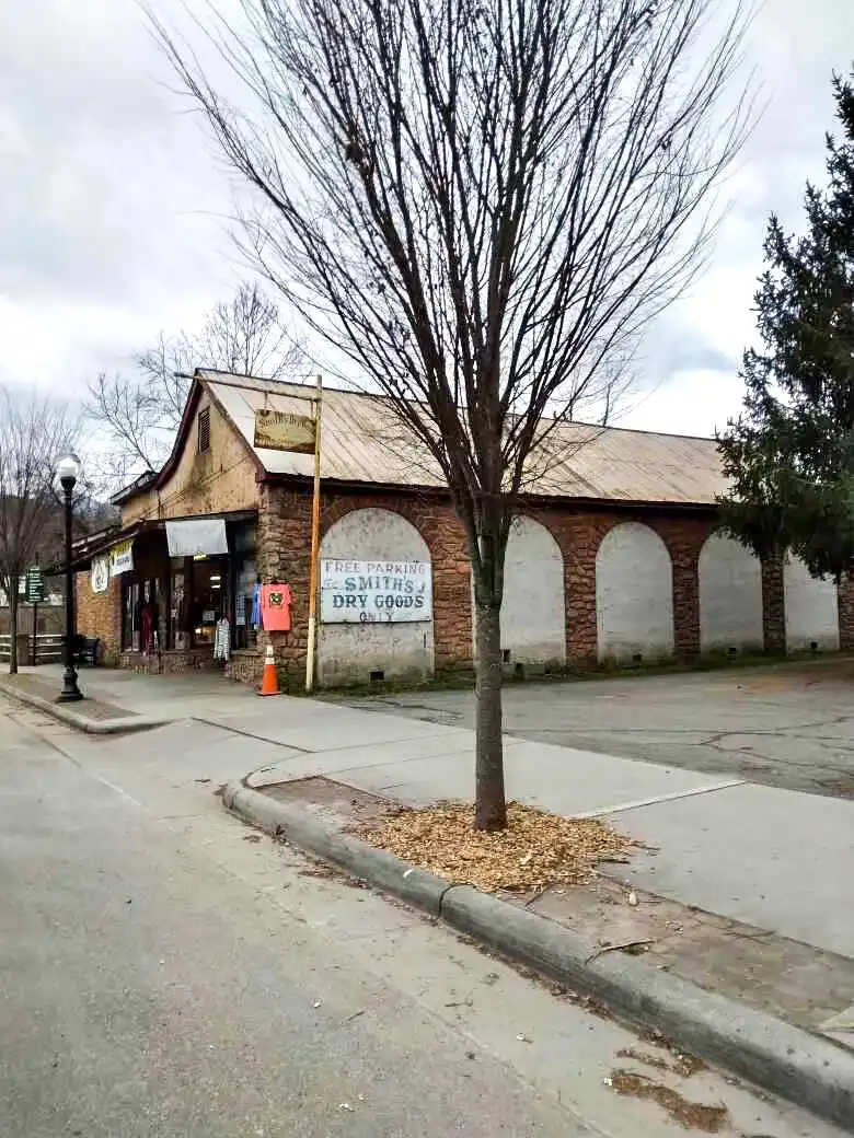 Hotels near Smith's Dry Goods