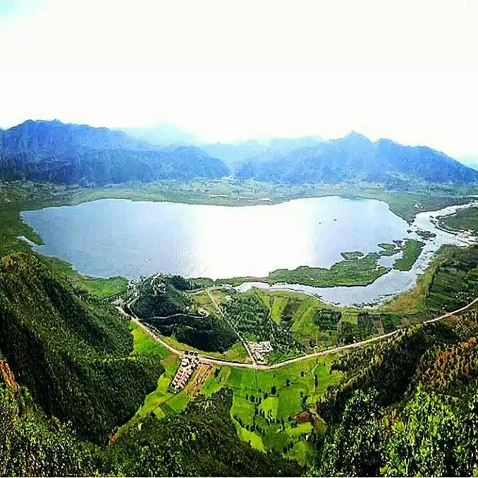 Hotels near Zarivar Lake