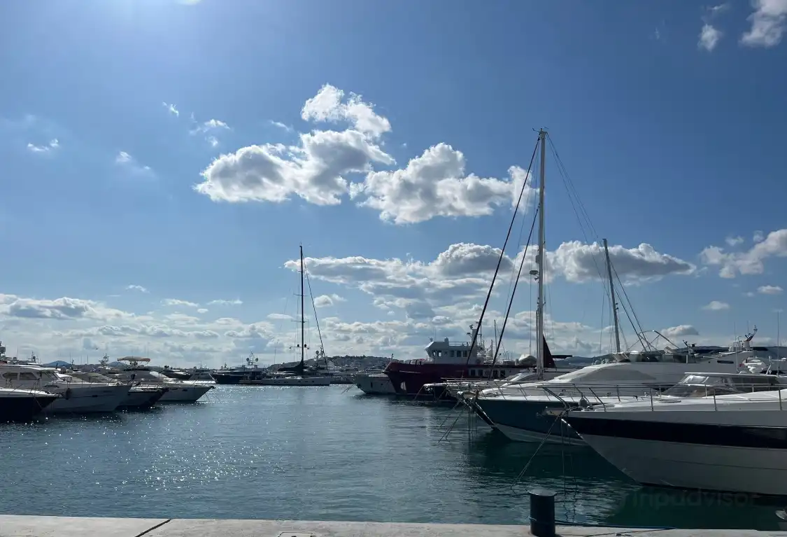 Hotels near Flisvos Marina