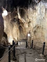 Cueva de piedra caliza Furen