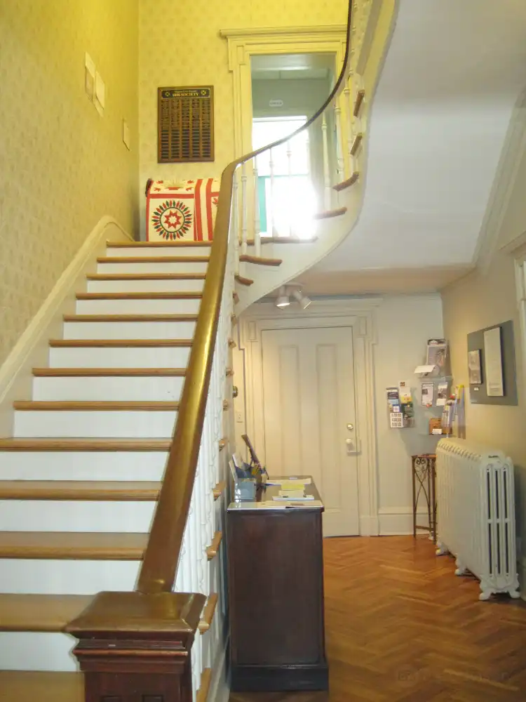 Hotels near Virginia Quilt Museum