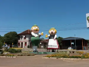 Monumento Bonecos Fritz e Frida