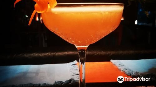 Al 7 Cocktail Bar