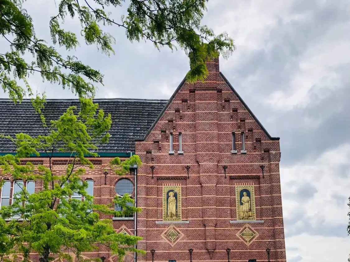 Hotels near Teekenschool