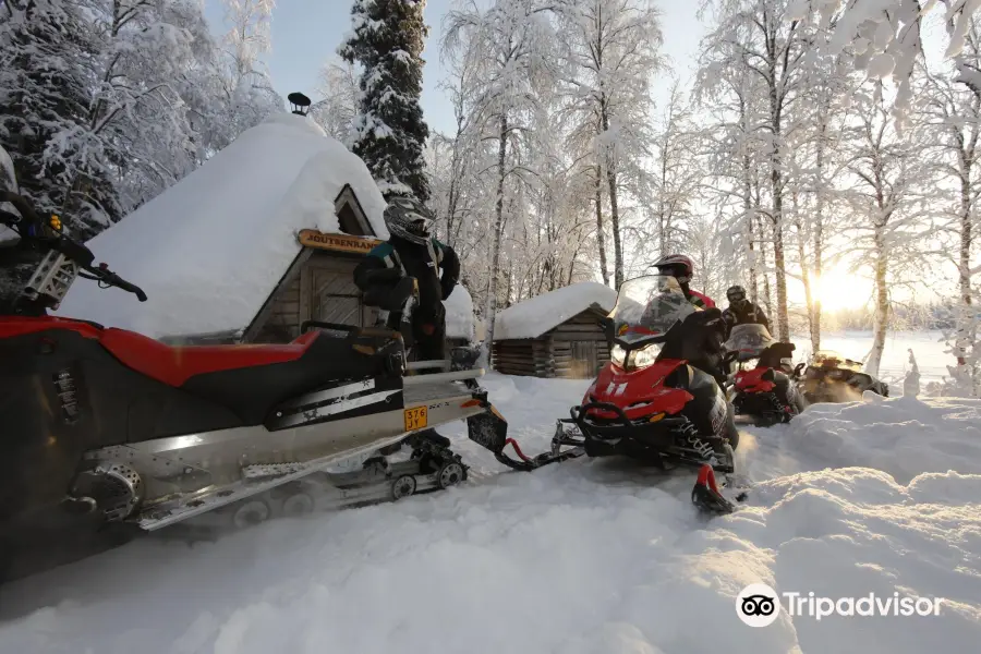 Perhesafarit Snowmobile Safaris