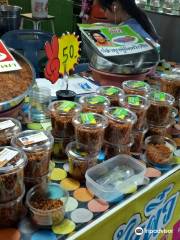 Wat Lam Phaya Floating Market