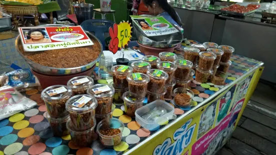 Wat Lam Phaya Floating Market