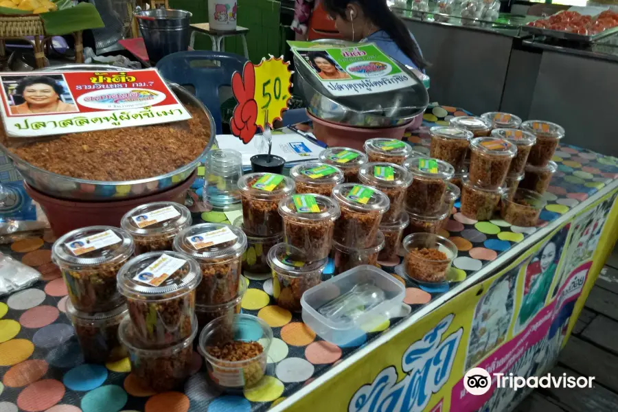 Wat Lam Phaya Floating Market