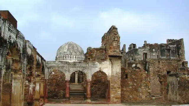 Hotels near Zafar Mahal