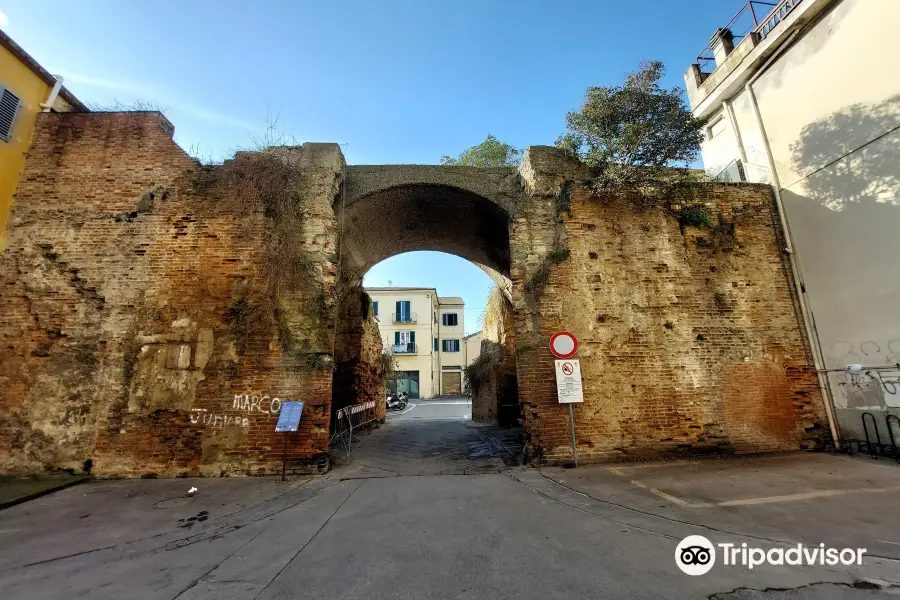 Porta Pisana