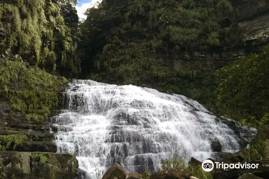 Mayagusuku Waterfall