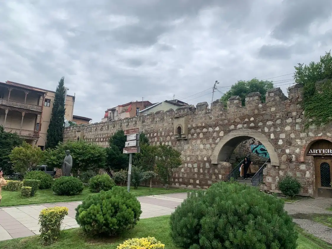 トビリシ旧市街の壁の遺跡周辺のホテル