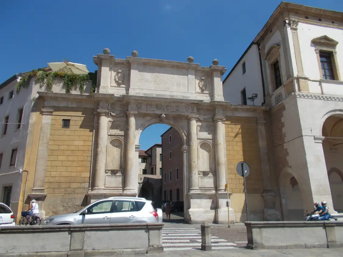 Hotels near Arco Vallaresso