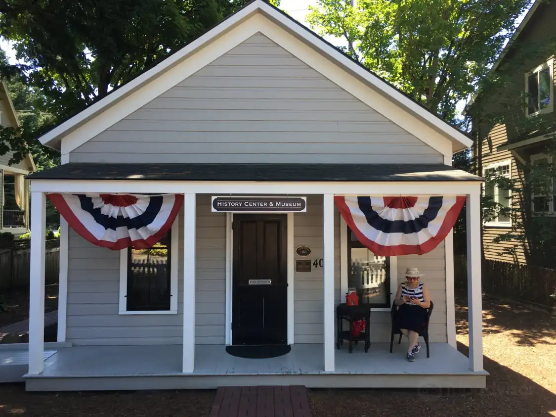 Hotels near Lake Oswego Preservation Society