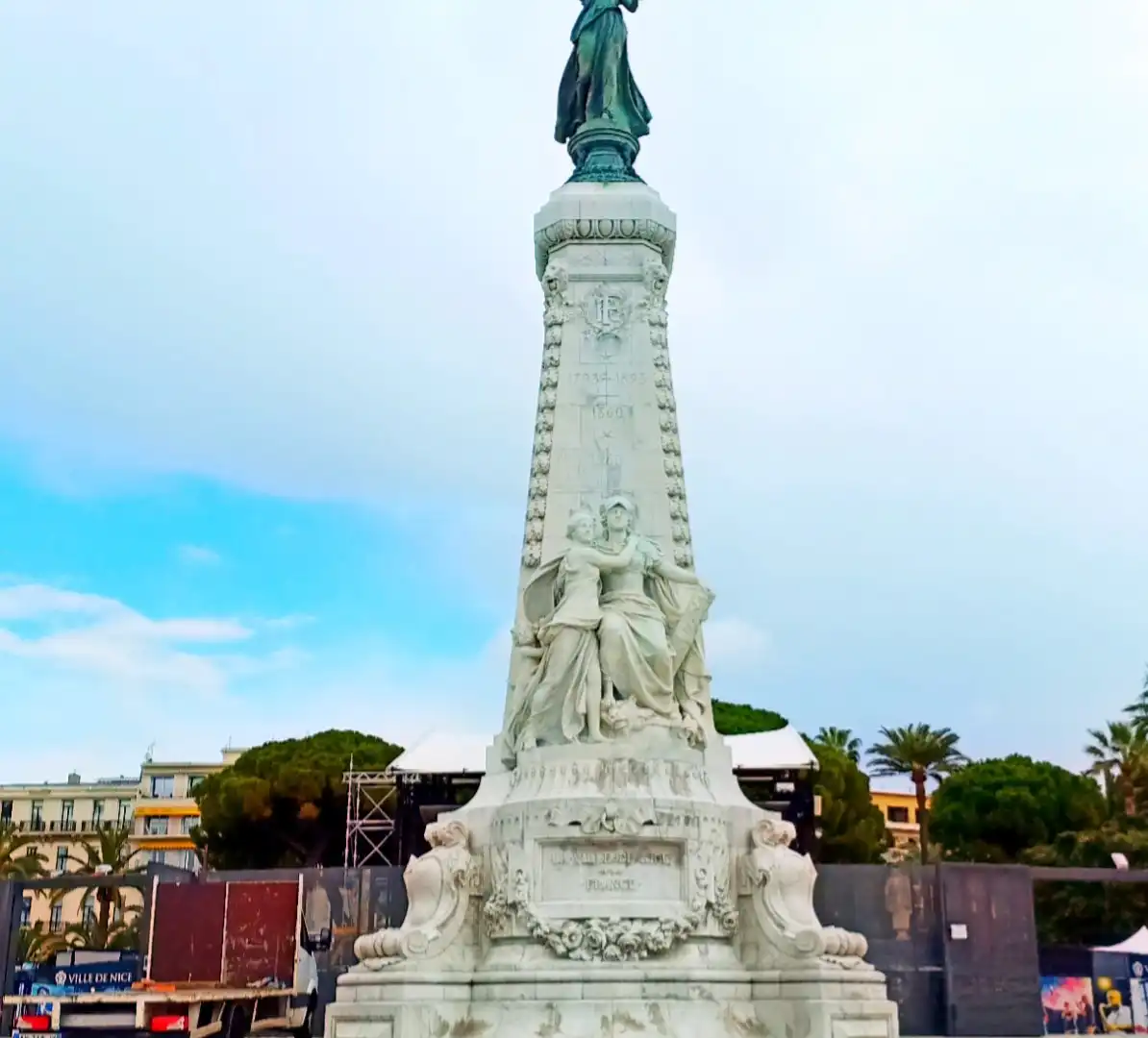 Monument du Centenaire周辺のホテル