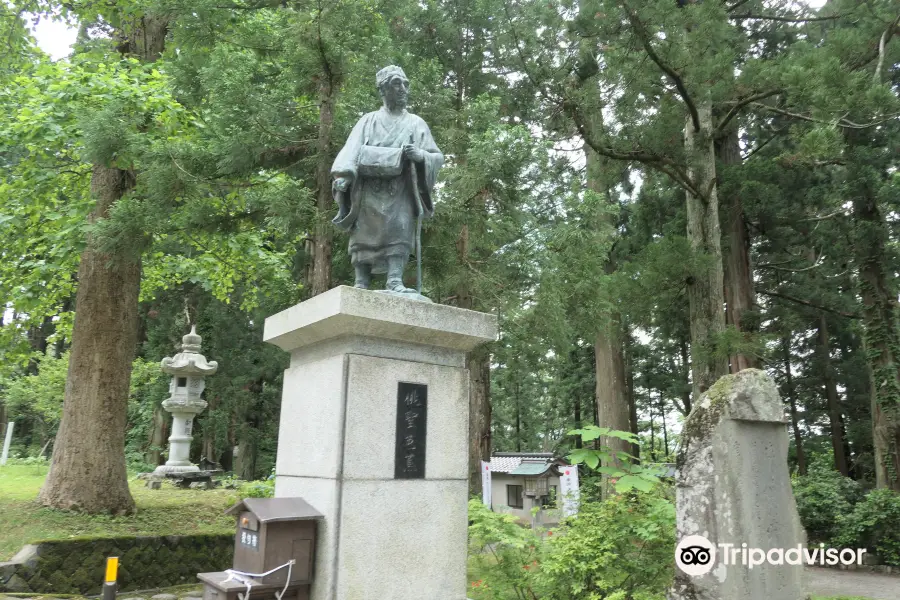 芭蕉像と三山三句碑