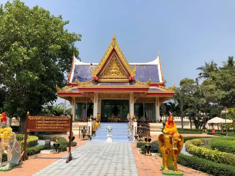 Hotels near Wat Muang