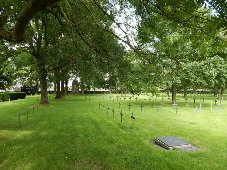 Hotel dekat Cimetiere Militaire Allemand de Carvin