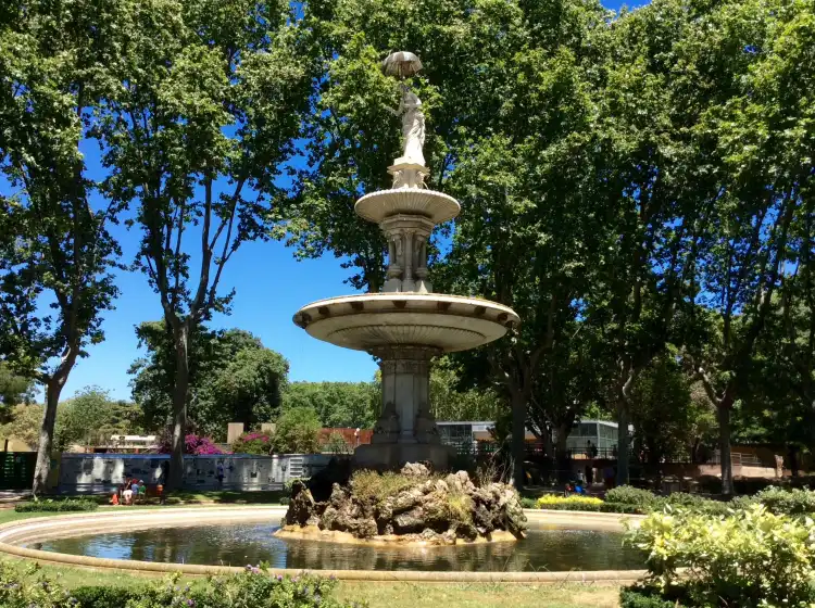 Hotels near La Dama del Paraguas