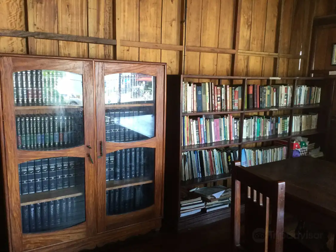 Hotels near Doña Aurora Aragon-Quezon House